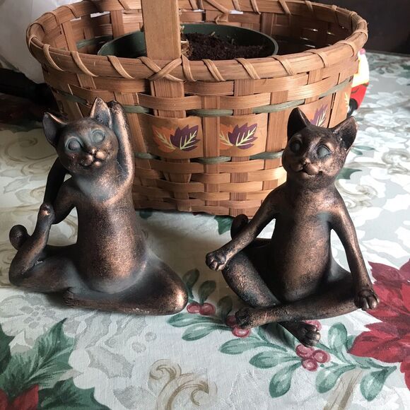 Yoga Cats In Lotus Meditation And One Leg King Pigeon Pose Statue Set - Picture 1 of 6